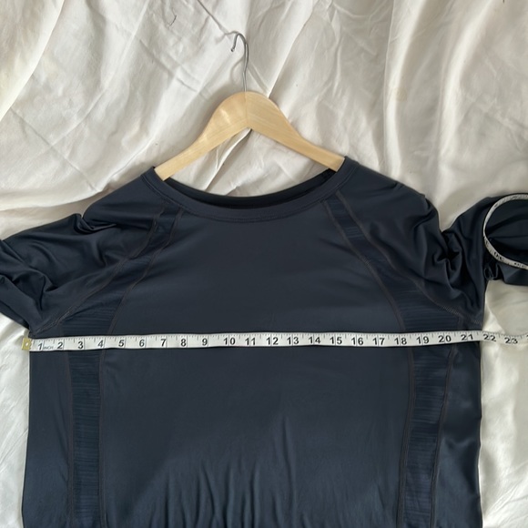 Danskin Now long sleeve performance Tee shirt . Charcoal grey color. Fitted XL. - Picture 6 of 9